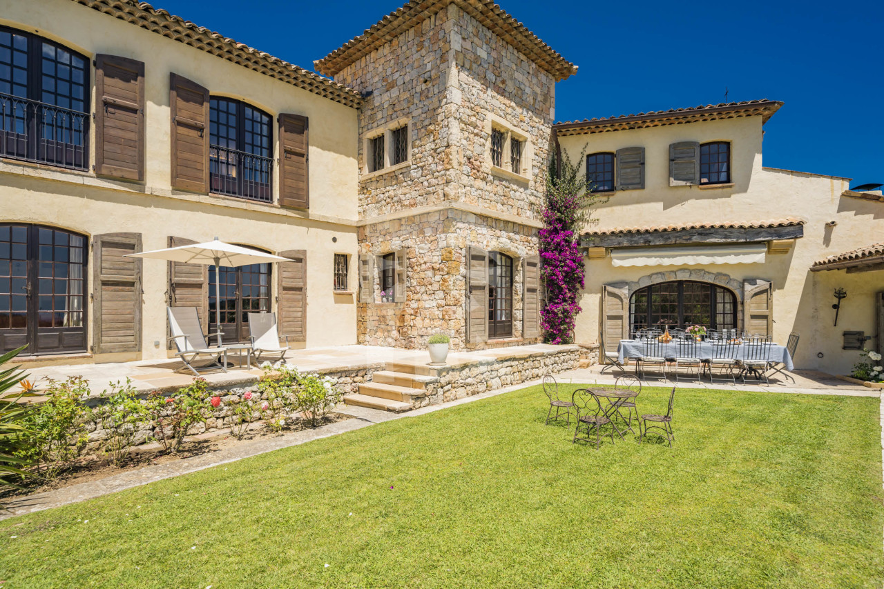 villa in Mougins : Rent beautiful Bastide located in a private domaine, with 6 bedrooms, tennis court and sea views. - Photo 7