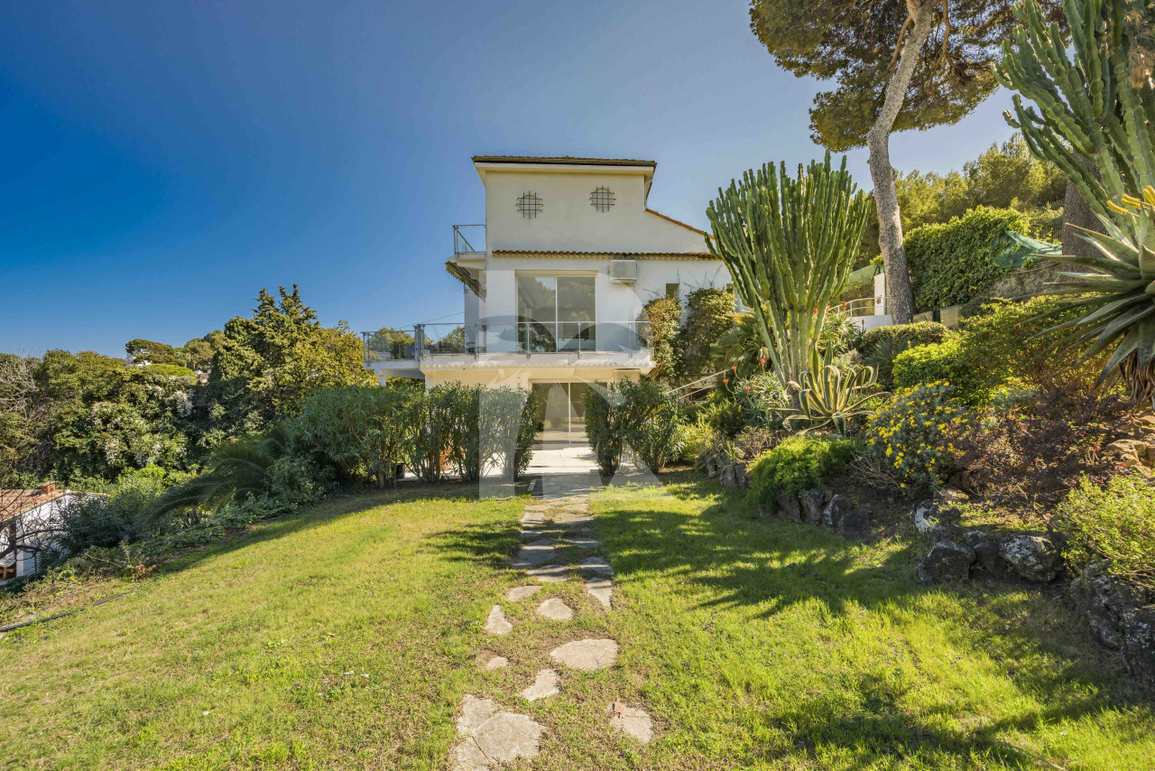 villa in Cap d'Antibes : Rent modern 6 bedroom villa on the Cap d'Antibes with heatet pool and sea view - Photo 6