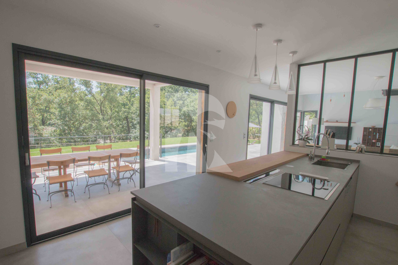 villa in Châteauneuf-Grasse : Rent superb 4-bedroom villa with swimming pool close to Valbonne and a quick 10 minute drive to Mougins school - Photo 8
