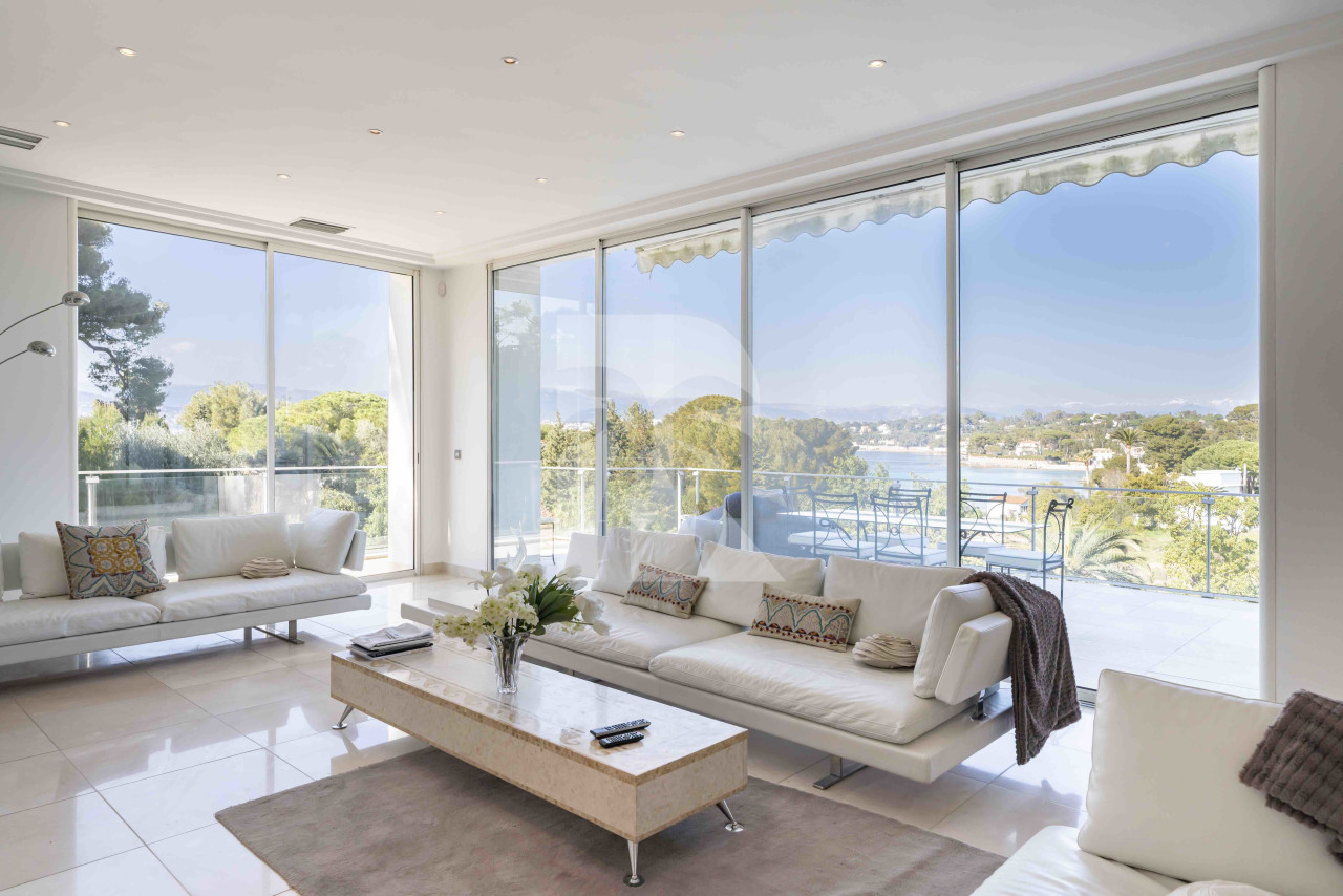 villa in Cap d'Antibes : Rent modern 6 bedroom villa on the Cap d'Antibes with heatet pool and sea view - Photo 12