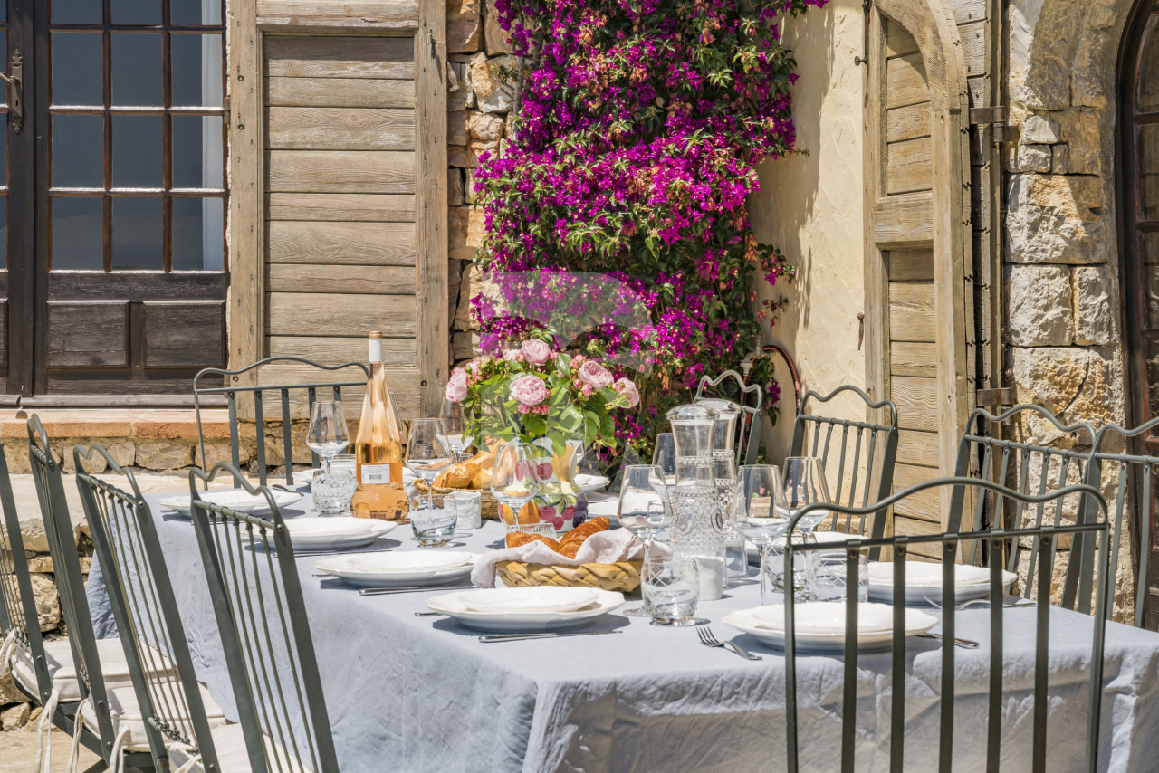 villa in Mougins : Rent beautiful Bastide located in a private domaine, with 6 bedrooms, tennis court and sea views. - Photo 8