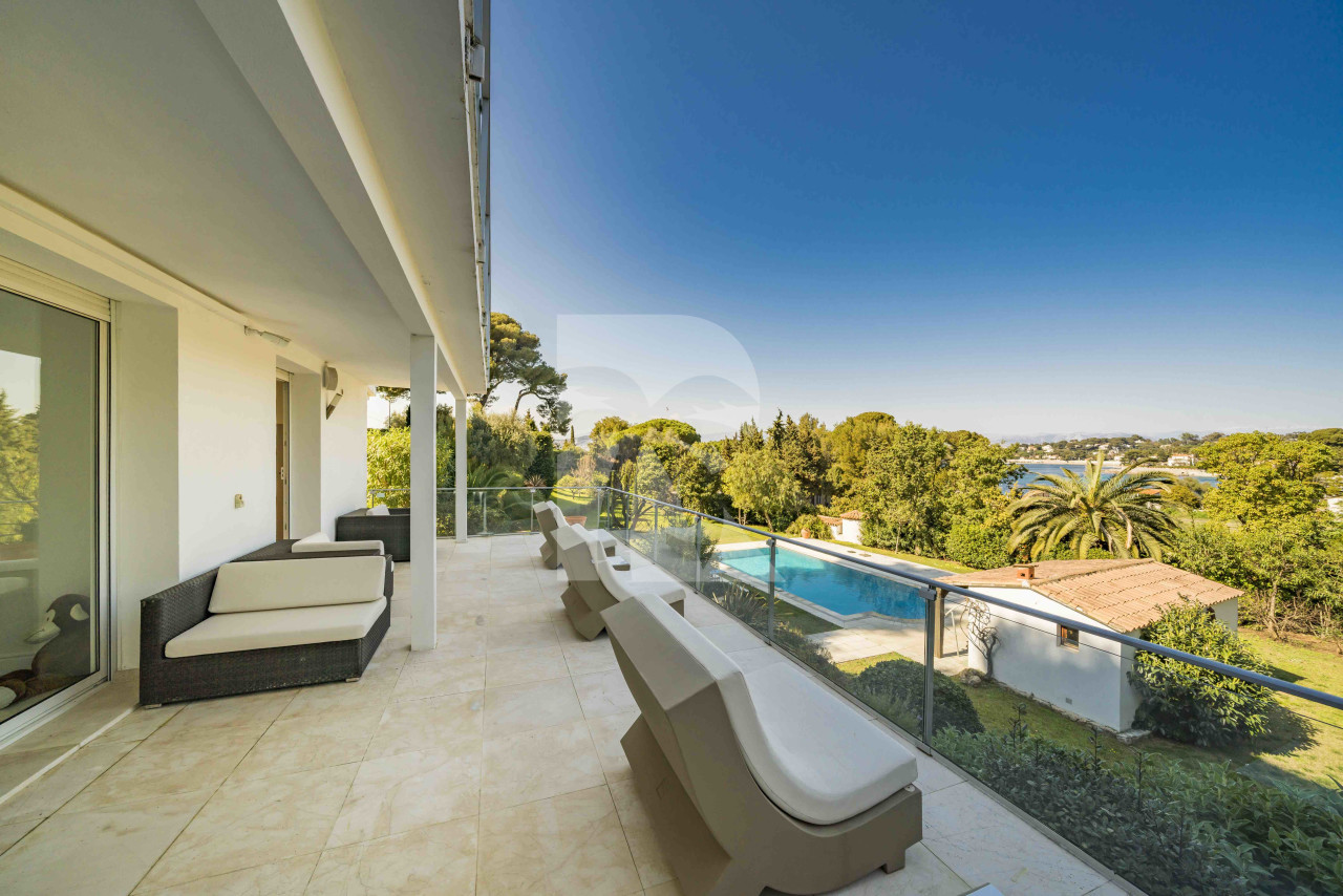 villa in Cap d'Antibes : Rent modern 6 bedroom villa on the Cap d'Antibes with heatet pool and sea view - Photo 5