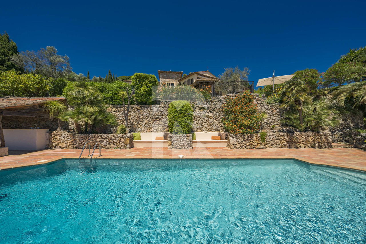 villa in Mougins : Rent beautiful Bastide located in a private domaine, with 6 bedrooms, tennis court and sea views. - Photo 10