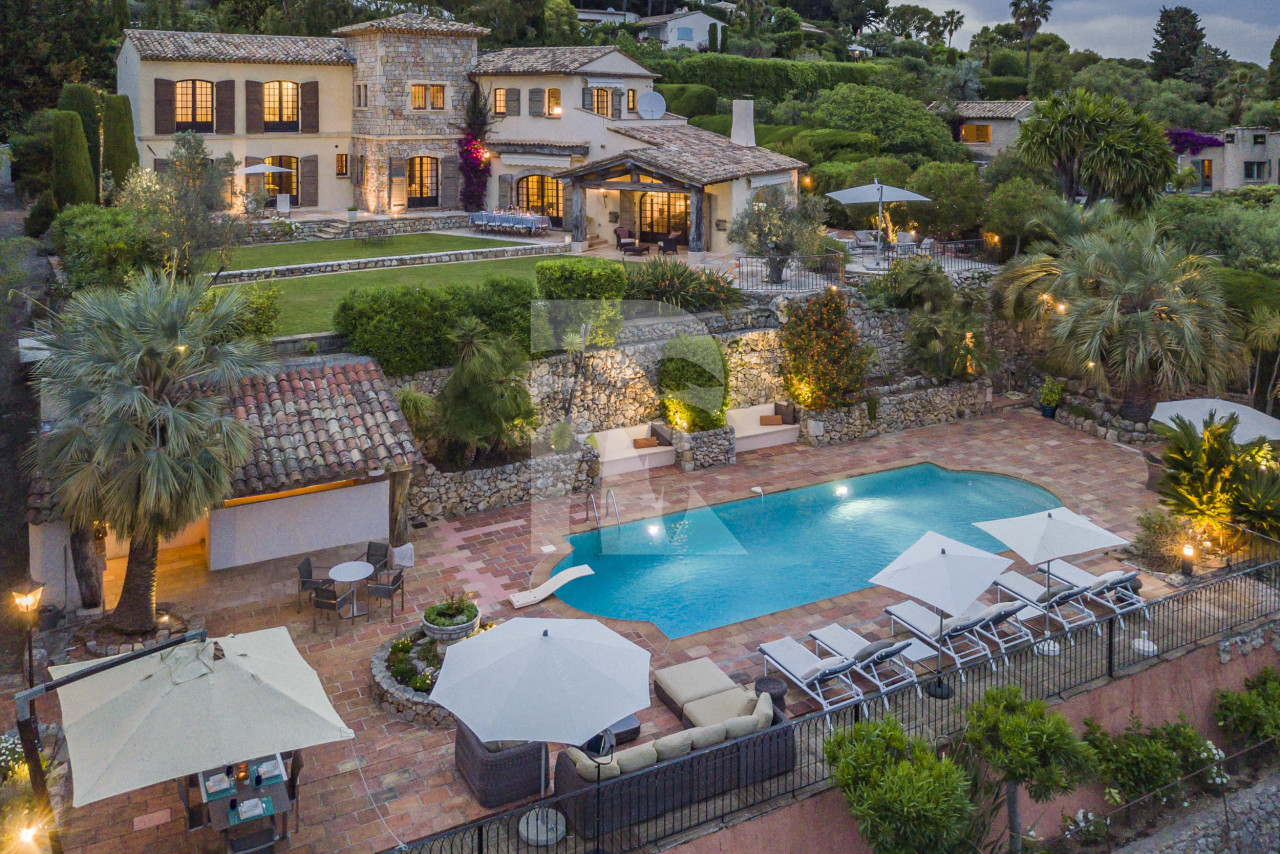 villa in Mougins : Rent beautiful Bastide located in a private domaine, with 6 bedrooms, tennis court and sea views. - Photo 2