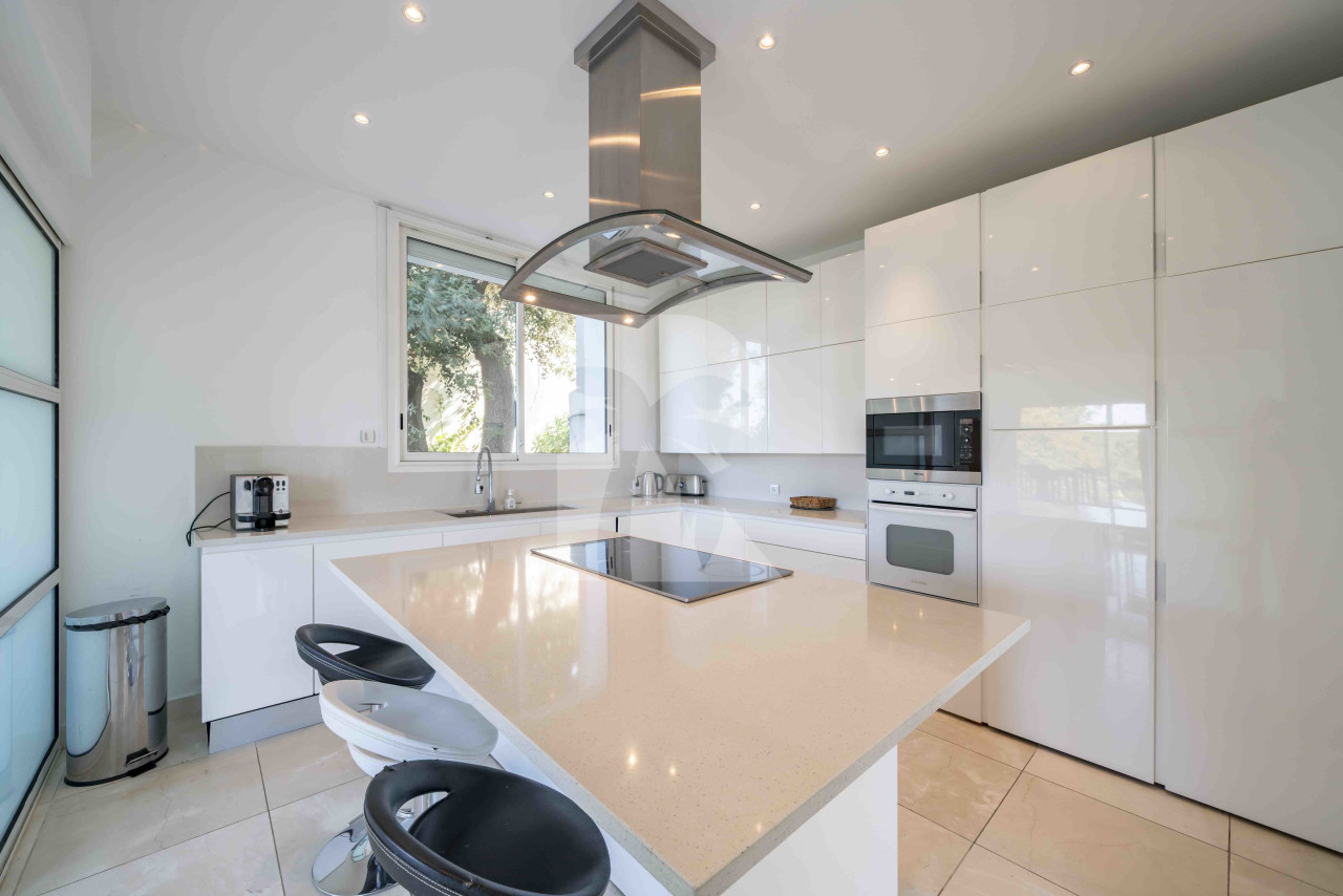 villa in Cap d'Antibes : Rent modern 6 bedroom villa on the Cap d'Antibes with heatet pool and sea view - Photo 3