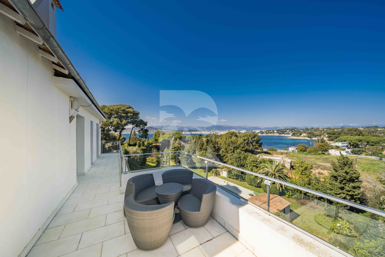 villa in Cap d'Antibes : Rent modern 6 bedroom villa on the Cap d'Antibes with heatet pool and sea view - Photo 2