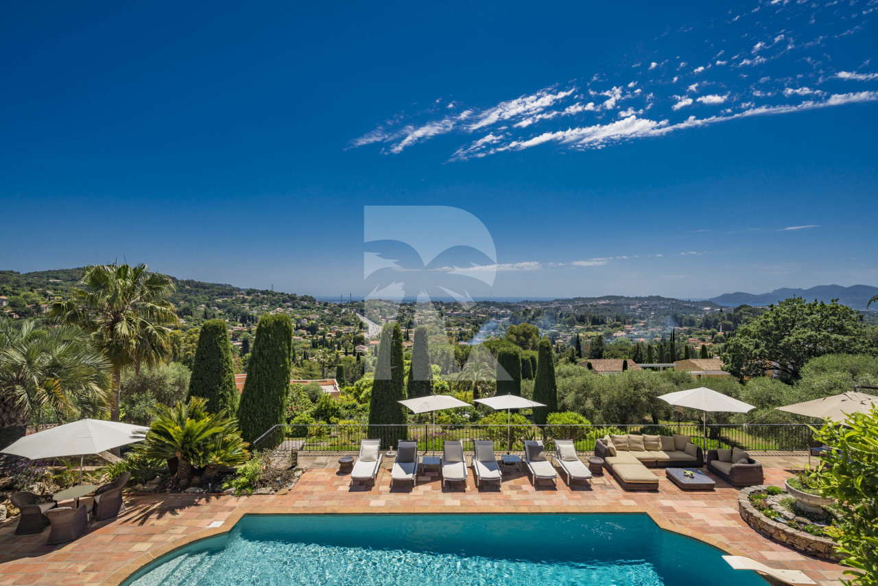 villa in Mougins : Rent beautiful Bastide located in a private domaine, with 6 bedrooms, tennis court and sea views. - Photo 1