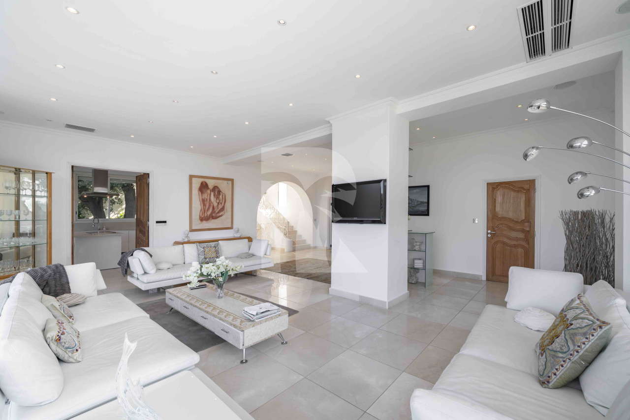 villa in Cap d'Antibes : Rent modern 6 bedroom villa on the Cap d'Antibes with heatet pool and sea view - Photo 9