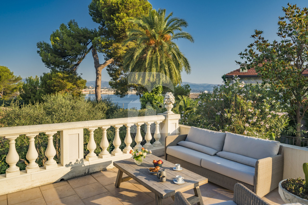 villa in Cap d'Antibes : Rent lovely 6 bedroom ( 5 guests + 1 for staff/teenagers) villa on the Cap d'Antibes within walking distance to the beach - Photo 3