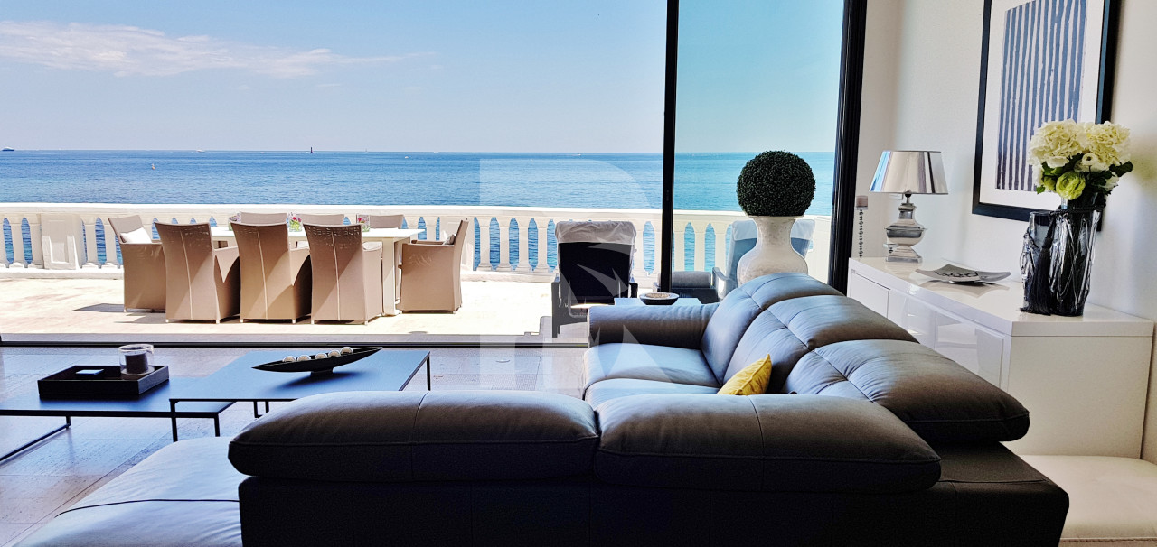villa in Cannes : Exceptional Waterfront property in Cannes - Photo 2