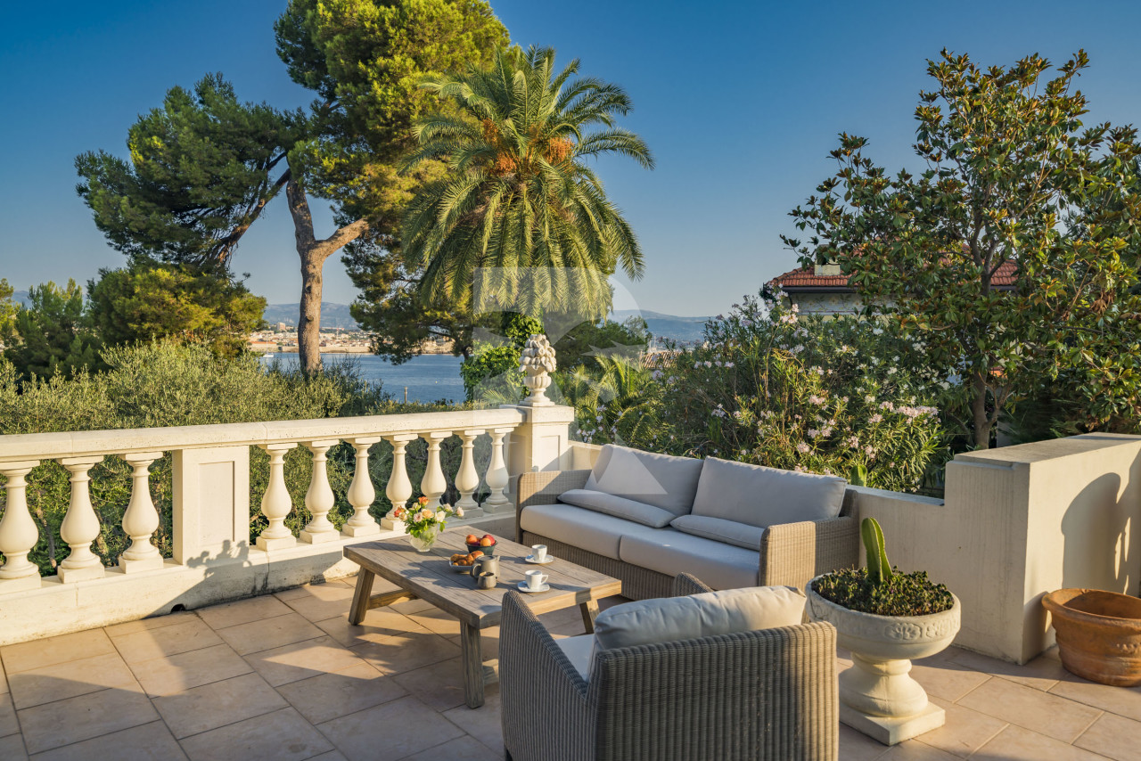 villa in Cap d'Antibes : Rent lovely 6 bedroom ( 5 guests + 1 for staff/teenagers) villa on the Cap d'Antibes within walking distance to the beach - Photo 0