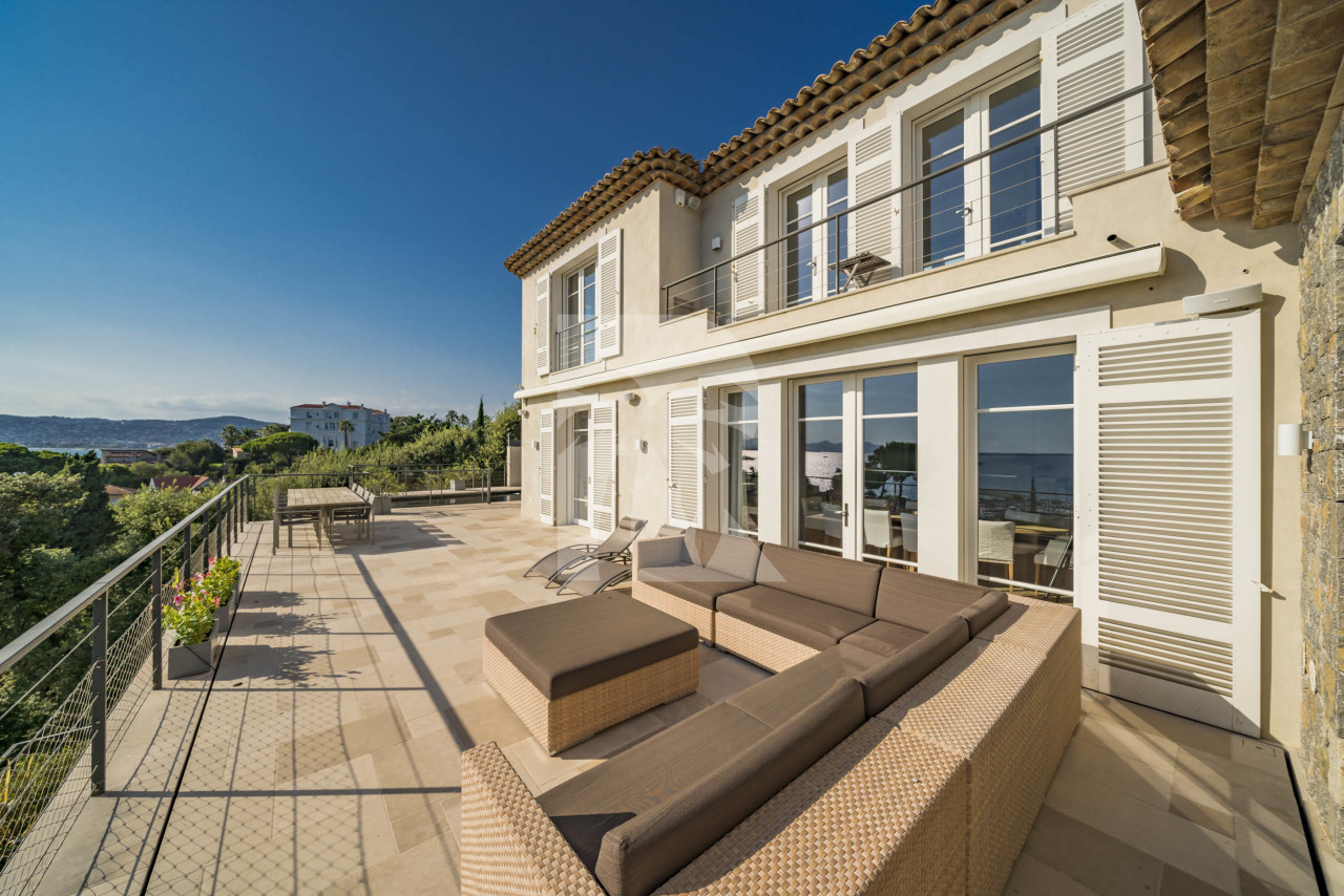 villa in Cap d'Antibes : Amazing sea view for this 6 bedroom villa located at 150m from the beach. - Photo 2