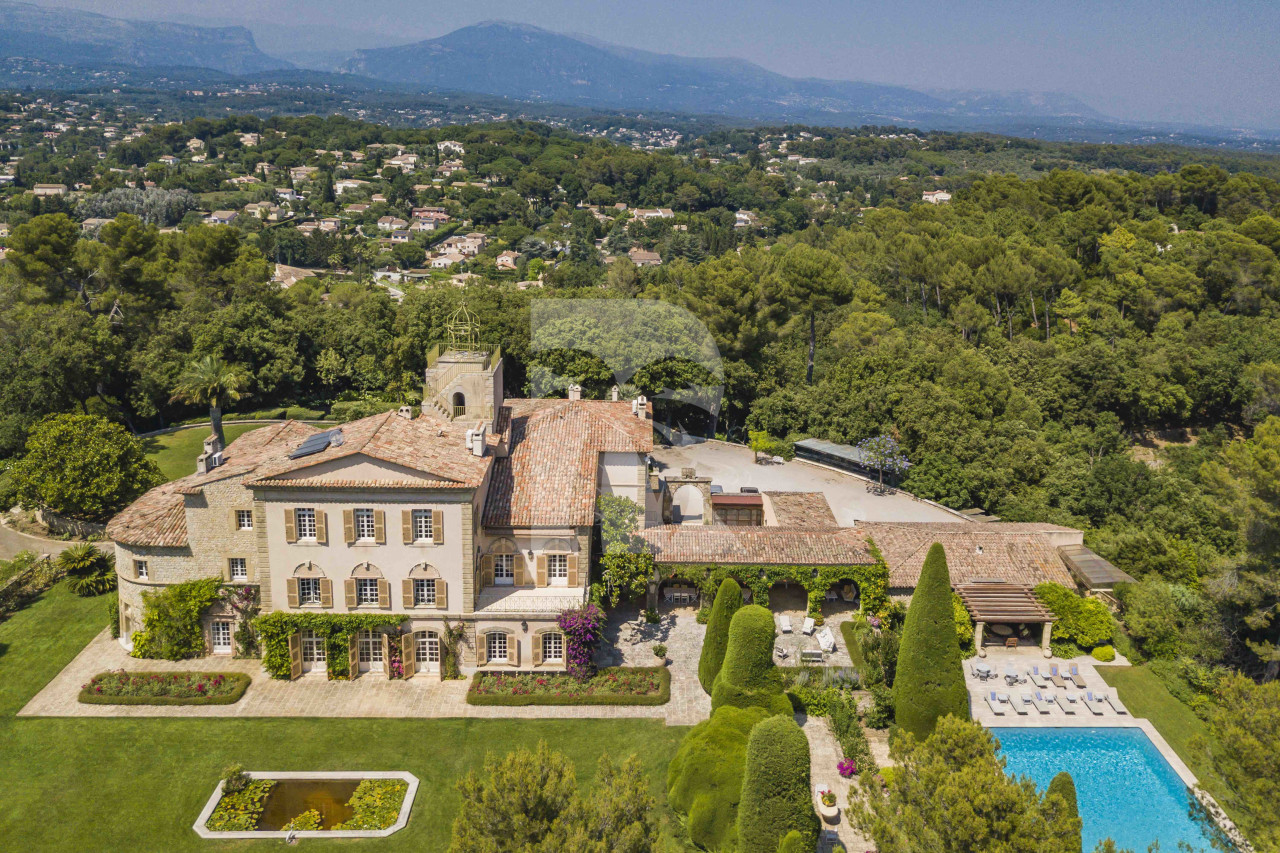 villa in Valbonne : Rent a unique Domaine between Mougins and Valbonne located on prestigious grounds of a total of 18 hectars with a tennis court. - Photo 1