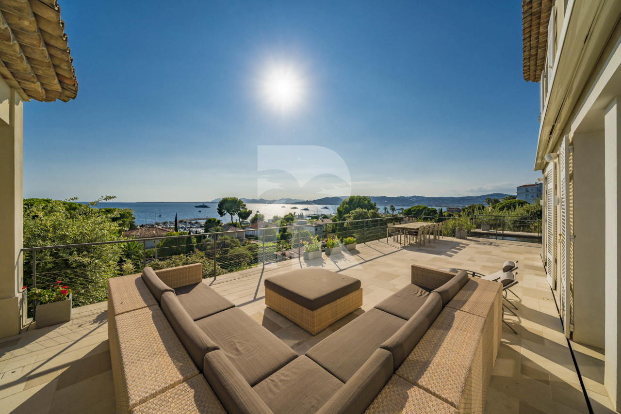 villa in Cap d'Antibes : Amazing sea view for this 6 bedroom villa located at 150m from the beach. - Photo 0