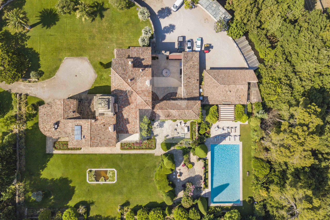 villa in Valbonne : Rent a unique Domaine between Mougins and Valbonne located on prestigious grounds of a total of 18 hectars with a tennis court. - Photo 7