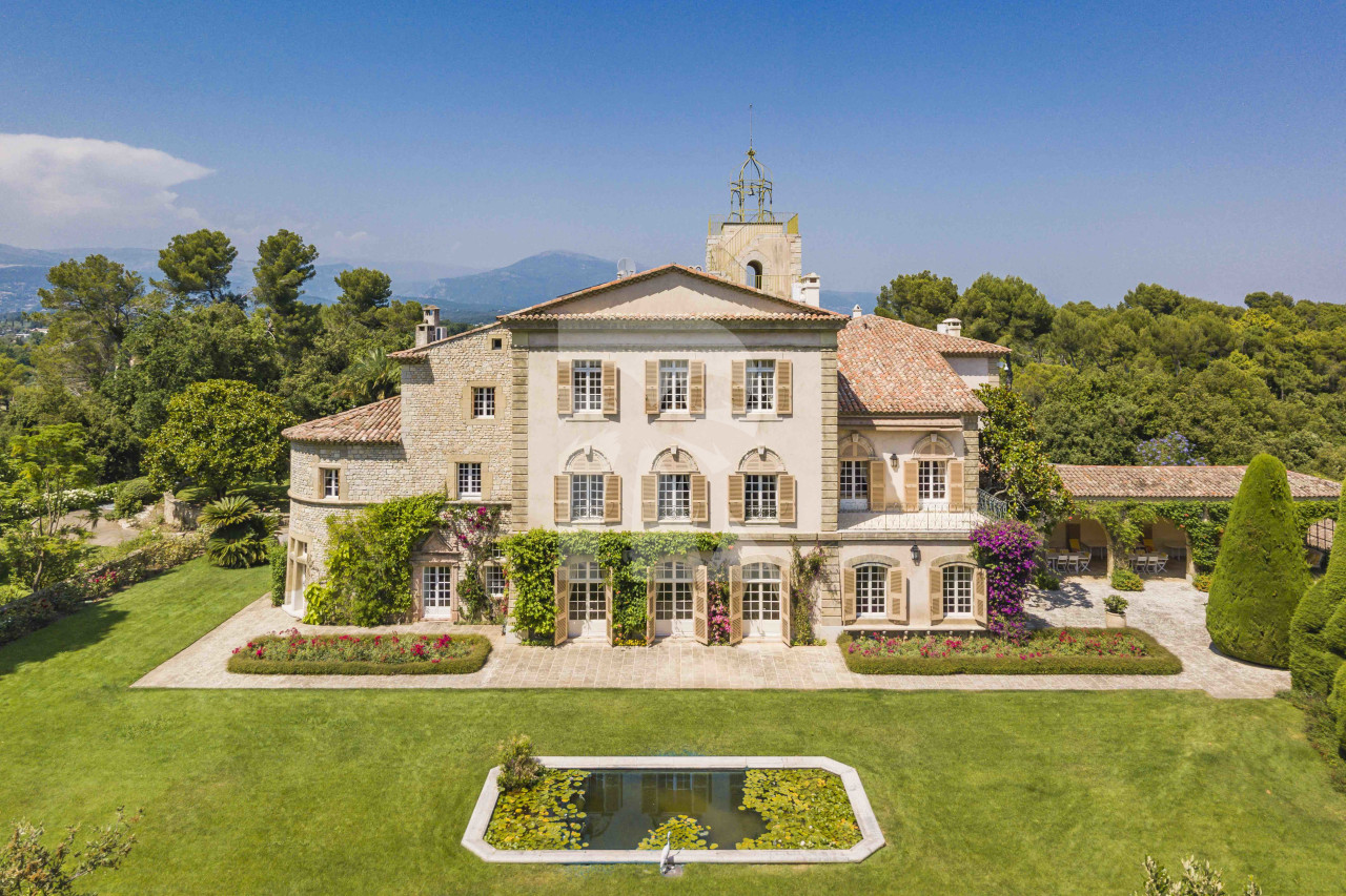 villa in Valbonne : Rent a unique Domaine between Mougins and Valbonne located on prestigious grounds of a total of 18 hectars with a tennis court. - Photo 0
