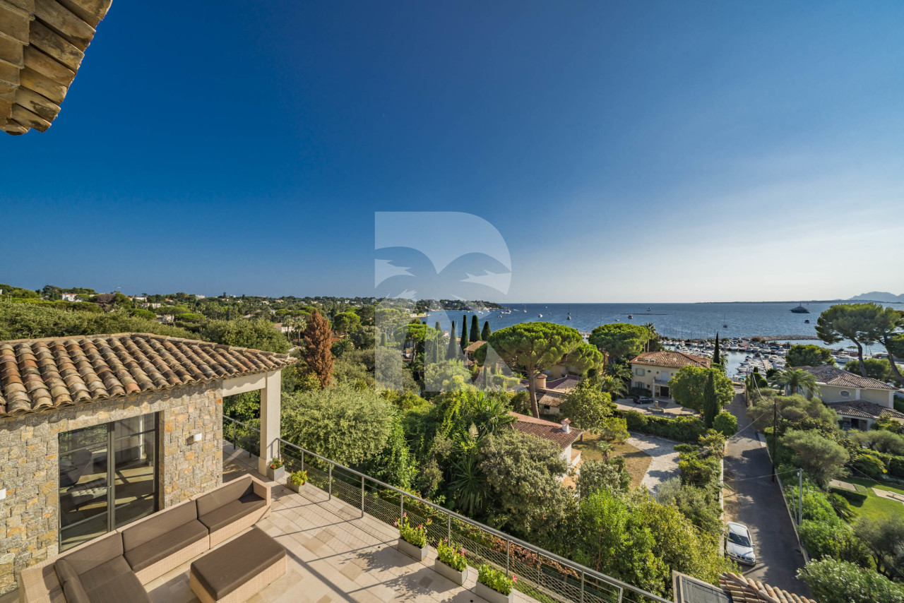 villa in Cap d'Antibes : Amazing sea view for this 6 bedroom villa located at 150m from the beach. - Photo 10