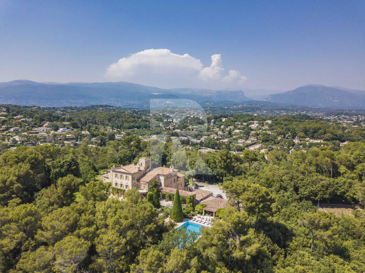 villa in Valbonne : Rent a unique Domaine between Mougins and Valbonne located on prestigious grounds of a total of 18 hectars with a tennis court. - Photo 9