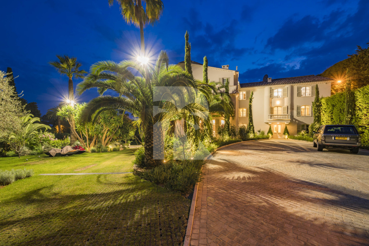 villa in Cannes : Rent stunning 8 bedroom chateau in the center of Cannes with sea views, pool and easy access to the Croisette and beaches - Photo 1