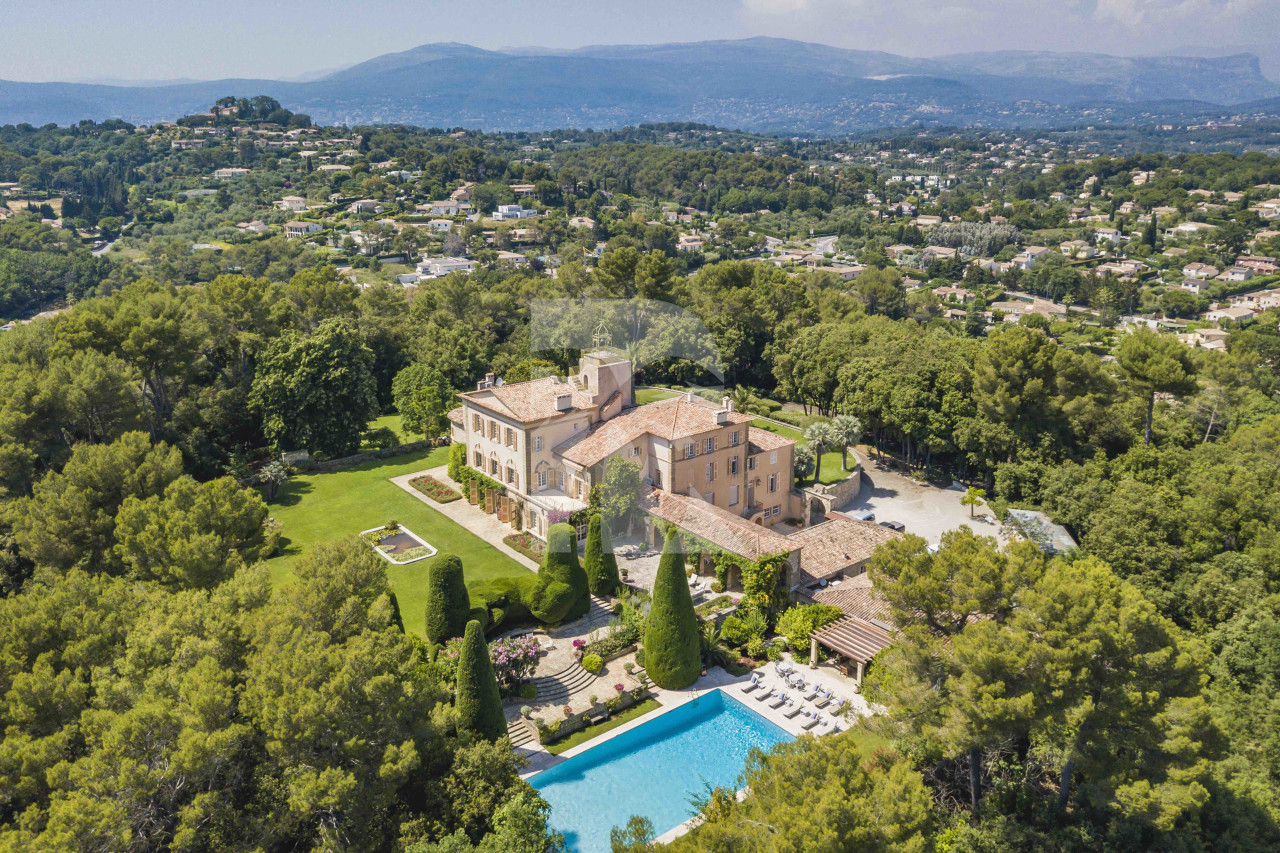 villa in Valbonne : Rent a unique Domaine between Mougins and Valbonne located on prestigious grounds of a total of 18 hectars with a tennis court. - Photo 11