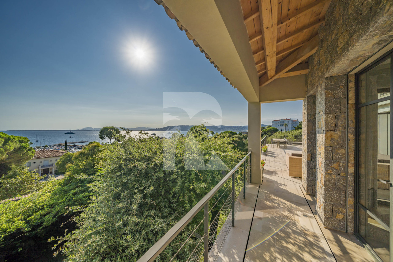 villa in Cap d'Antibes : Amazing sea view for this 6 bedroom villa located at 150m from the beach. - Photo 9