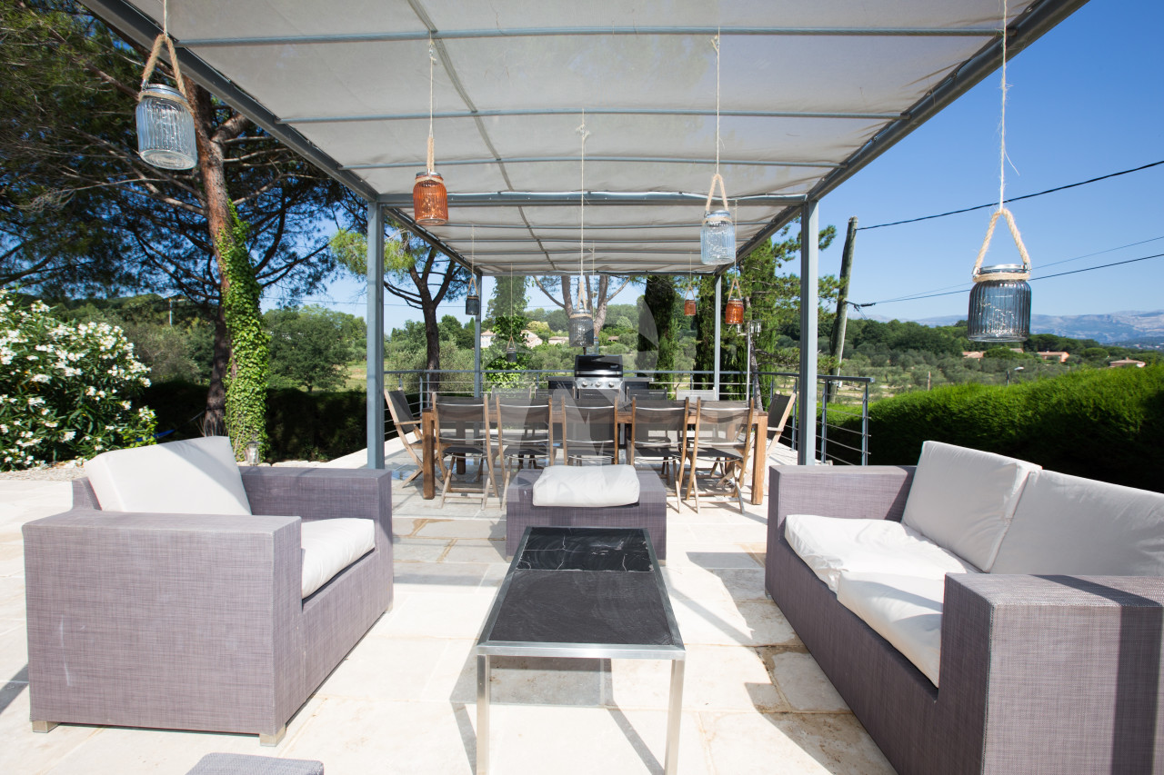 villa in Valbonne : Rent a Large Villa with Pool and View close to Valbonne Village - Photo 2