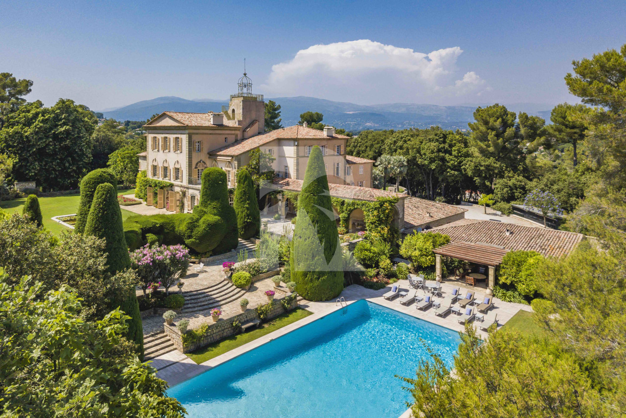 villa in Valbonne : Rent a unique Domaine between Mougins and Valbonne located on prestigious grounds of a total of 18 hectars with a tennis court. - Photo 2