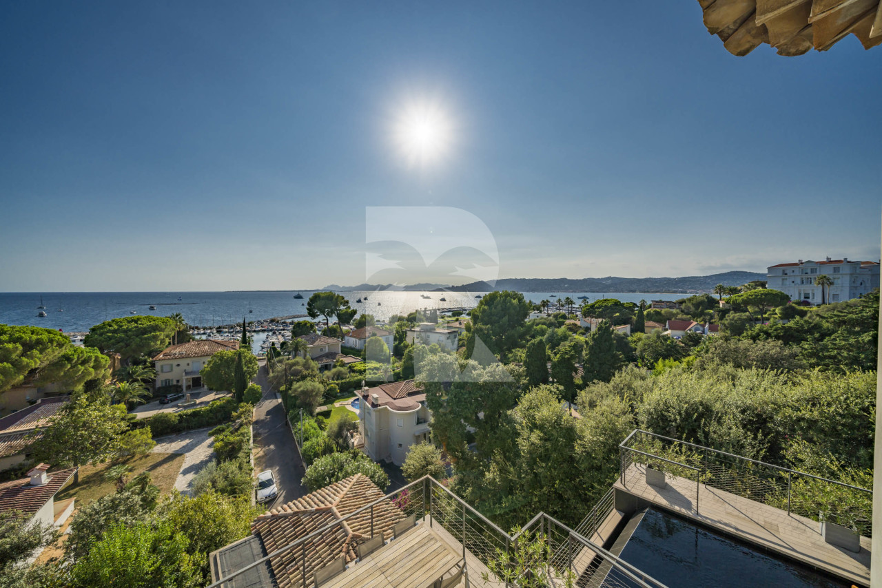 villa in Cap d'Antibes : Amazing sea view for this 6 bedroom villa located at 150m from the beach. - Photo 11