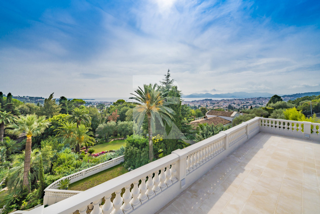 villa in Cannes : Rent stunning 8 bedroom chateau in the center of Cannes with sea views, pool and easy access to the Croisette and beaches - Photo 2