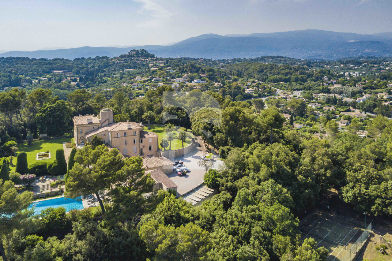 villa in Valbonne : Rent a unique Domaine between Mougins and Valbonne located on prestigious grounds of a total of 18 hectars with a tennis court. - Photo 4