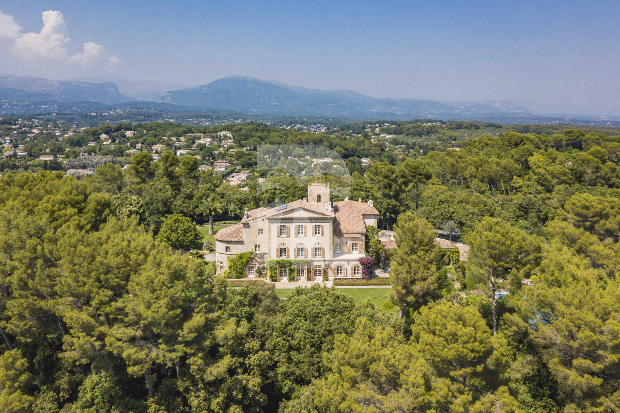villa in Valbonne : Rent a unique Domaine between Mougins and Valbonne located on prestigious grounds of a total of 18 hectars with a tennis court. - Photo 10