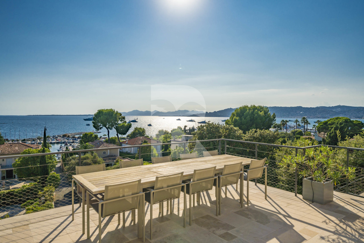 villa in Cap d'Antibes : Amazing sea view for this 6 bedroom villa located at 150m from the beach. - Photo 3
