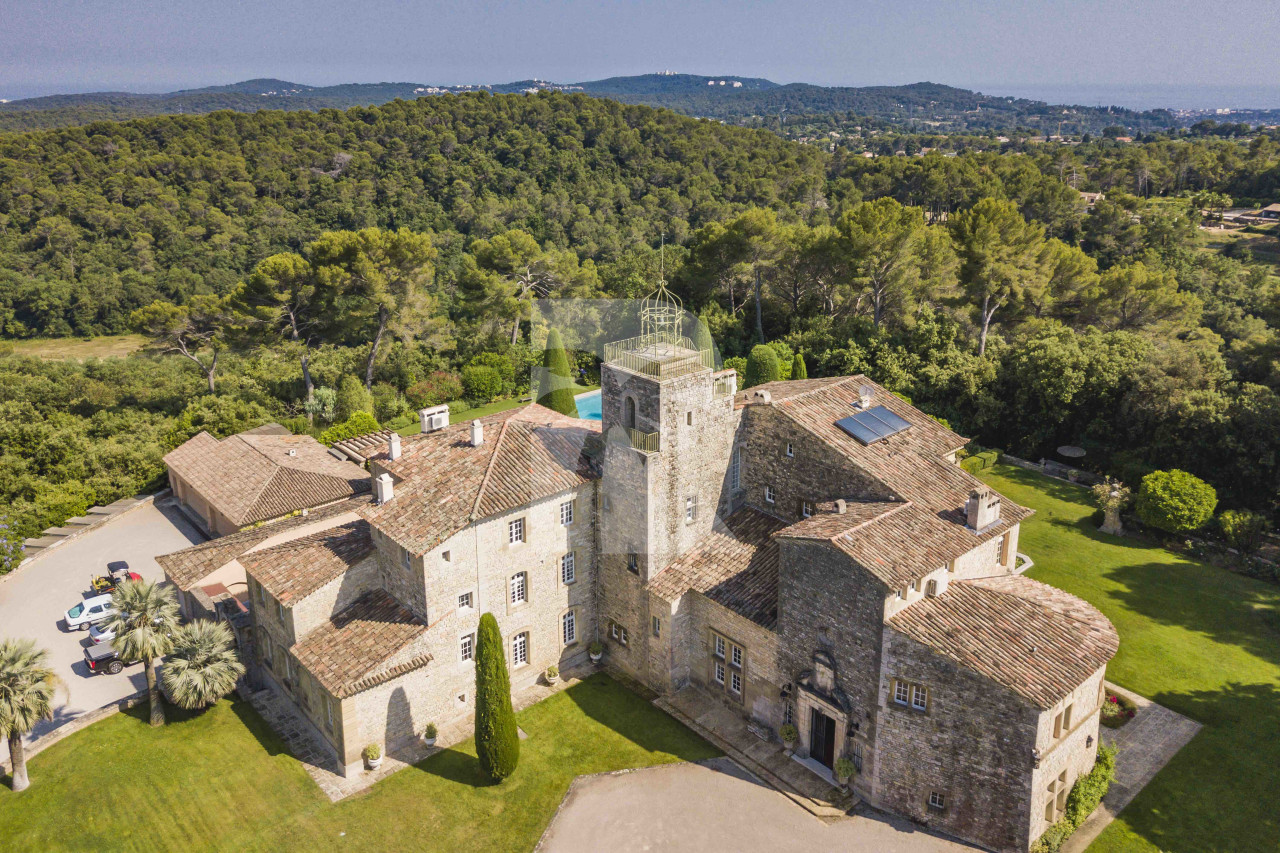 villa in Valbonne : Rent a unique Domaine between Mougins and Valbonne located on prestigious grounds of a total of 18 hectars with a tennis court. - Photo 6