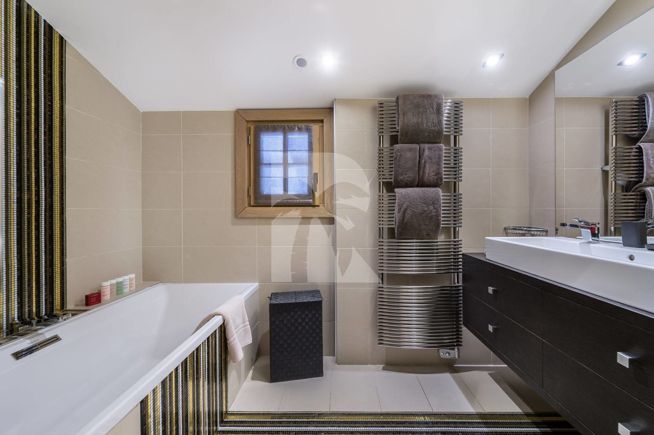 villa in Courchevel : Rent this Ski in/ ski out Chalet in Courchevel 1650 - Photo 12