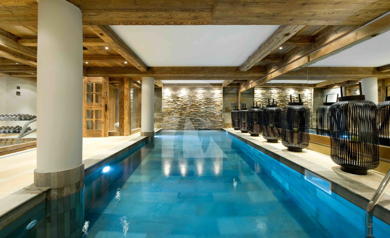 villa in Courchevel : Rent a luxury Chalet in Courchevel 1850, Ski in / Ski out, 7 bedrooms, indoor Swimming pool - Photo 0