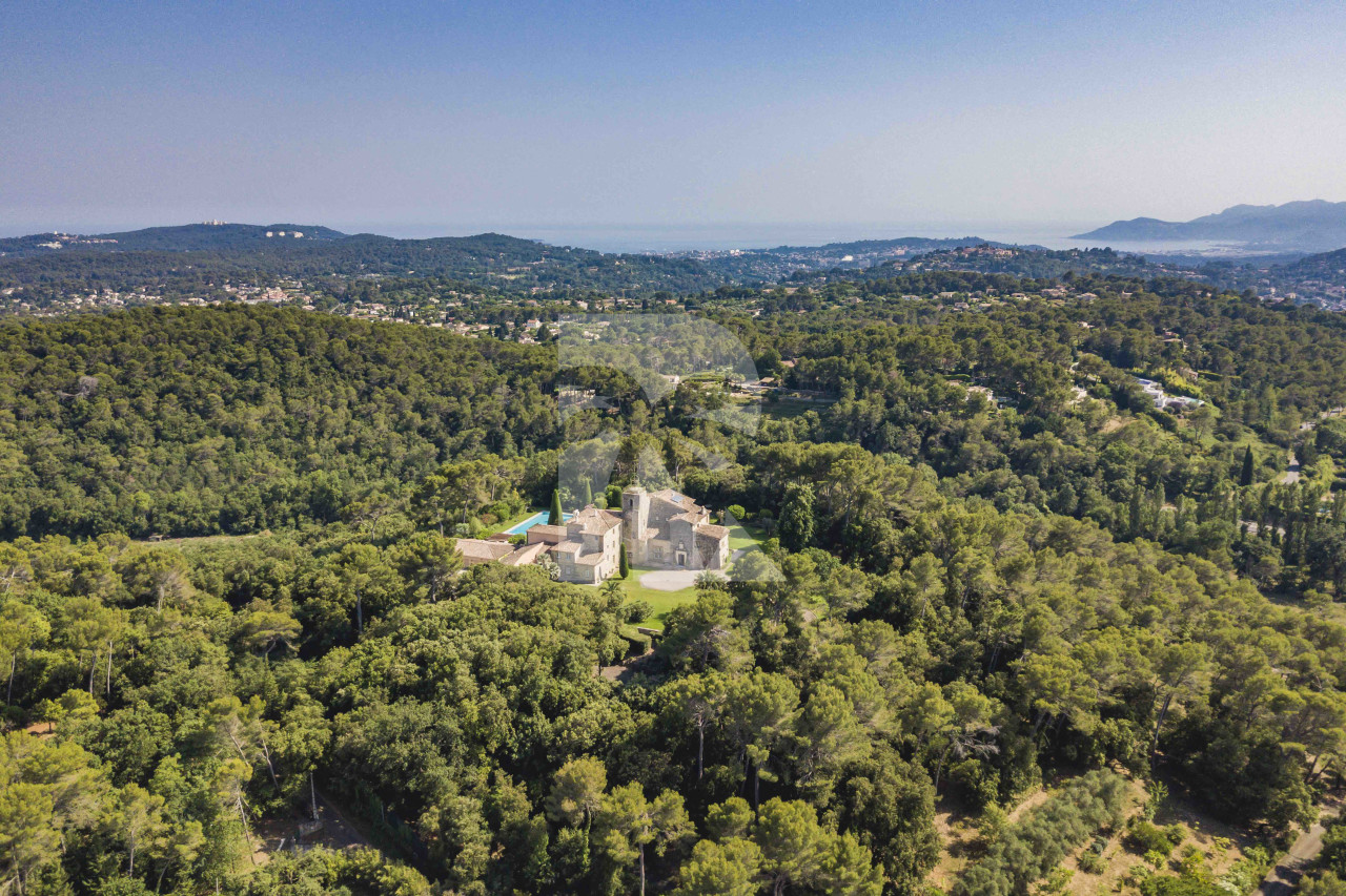 villa in Valbonne : Rent a unique Domaine between Mougins and Valbonne located on prestigious grounds of a total of 18 hectars with a tennis court. - Photo 8