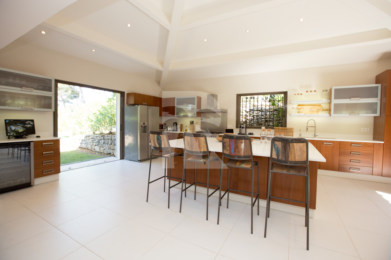 villa in Valbonne : Rent a Large Villa with Pool and View close to Valbonne Village - Photo 7