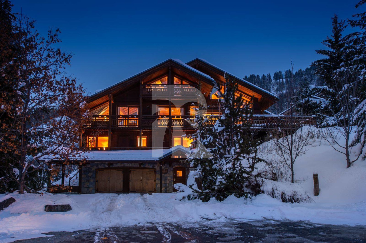 villa in Méribel : Rent this Family chalet which can welcome 15 people near the resort center. - Photo 0