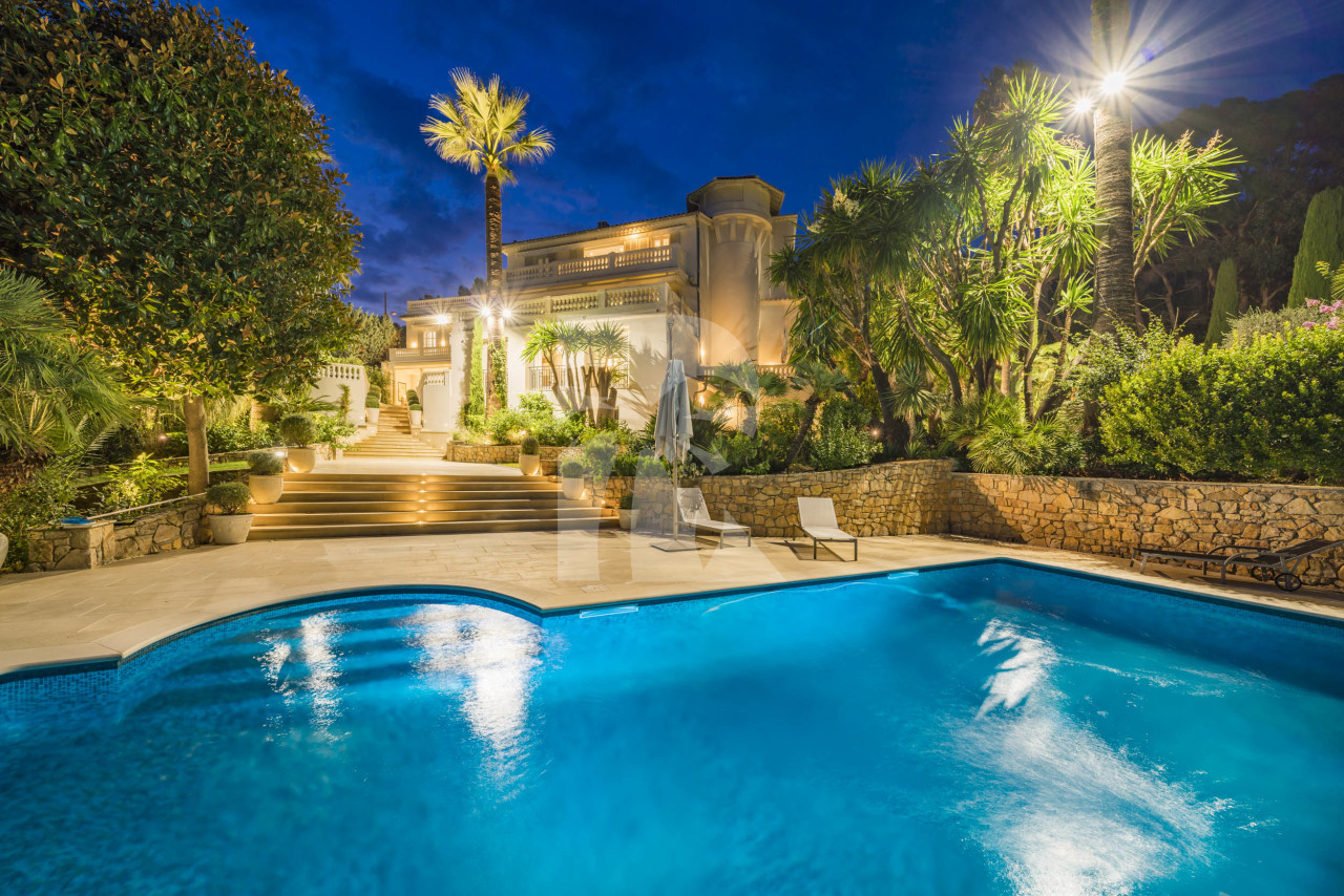 villa in Cannes : Rent stunning 8 bedroom chateau in the center of Cannes with sea views, pool and easy access to the Croisette and beaches - Photo 0
