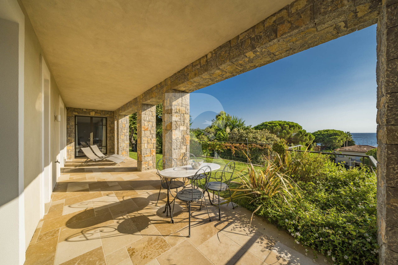 villa in Cap d'Antibes : Amazing sea view for this 6 bedroom villa located at 150m from the beach. - Photo 12