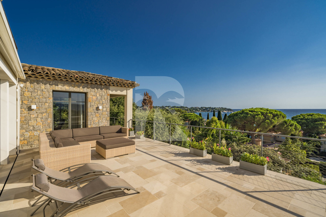 villa in Cap d'Antibes : Amazing sea view for this 6 bedroom villa located at 150m from the beach. - Photo 4