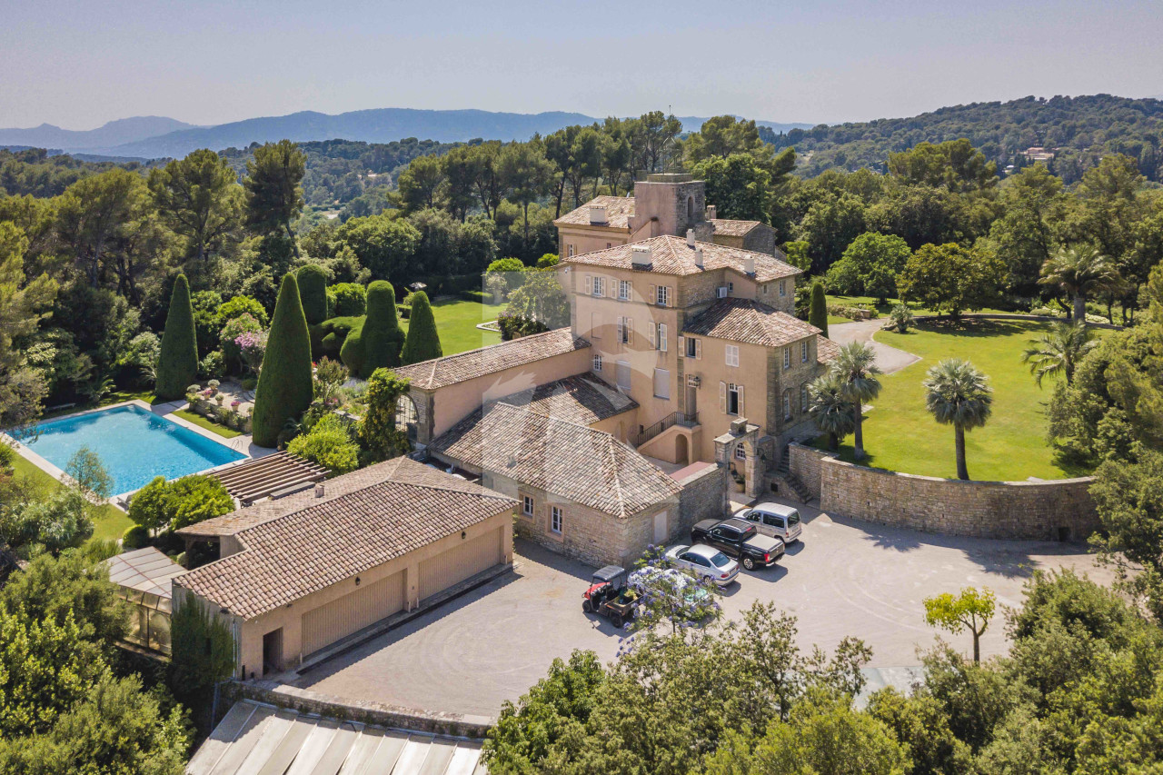 villa in Valbonne : Rent a unique Domaine between Mougins and Valbonne located on prestigious grounds of a total of 18 hectars with a tennis court. - Photo 3