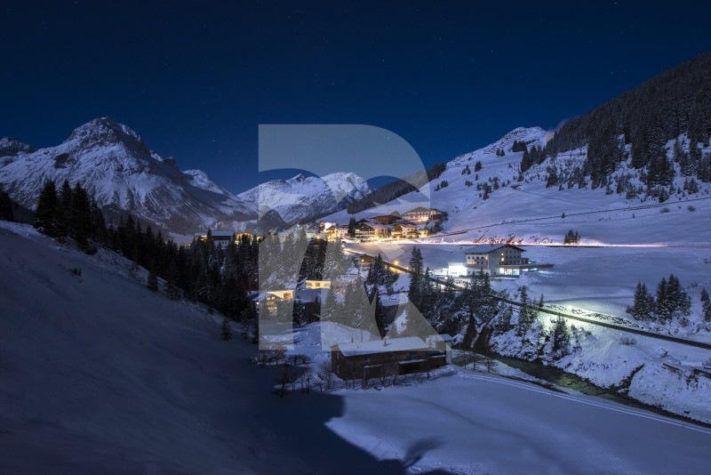 villa in Lech : Rent enchanting chalet with spa, sine cellar and cinema room in Lech, Austria - Photo 1