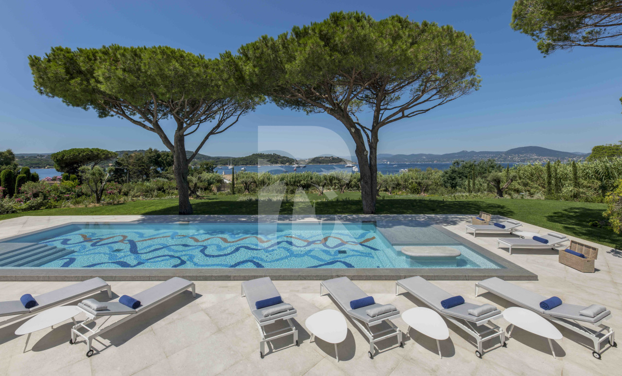 villa in St Tropez : Rent this luxurious 5 bedrooms villa with a direct access to the beach. - Photo 1
