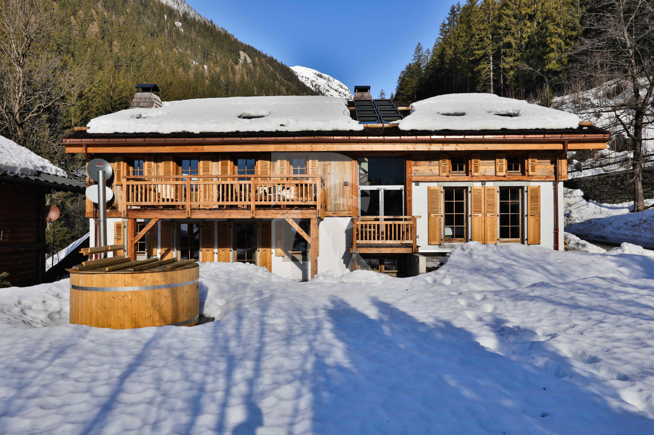 villa in Chamonix : Rent this chalet perfect for large group of 22 guests in Les Tines. - Photo 0