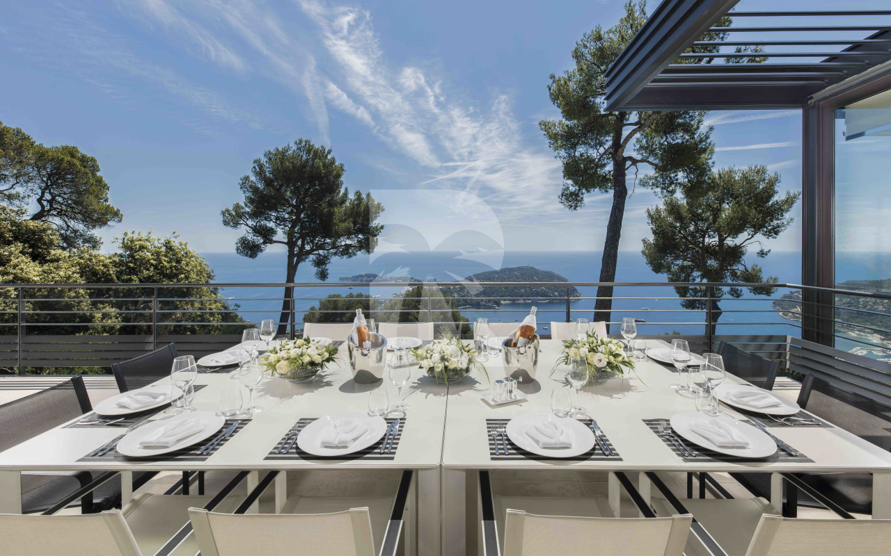 villa in Villefranche-sur-Mer : Rent this gorgeous villa with an extraordinary view of the bay of St Jean Cap Ferrat. - Photo 11