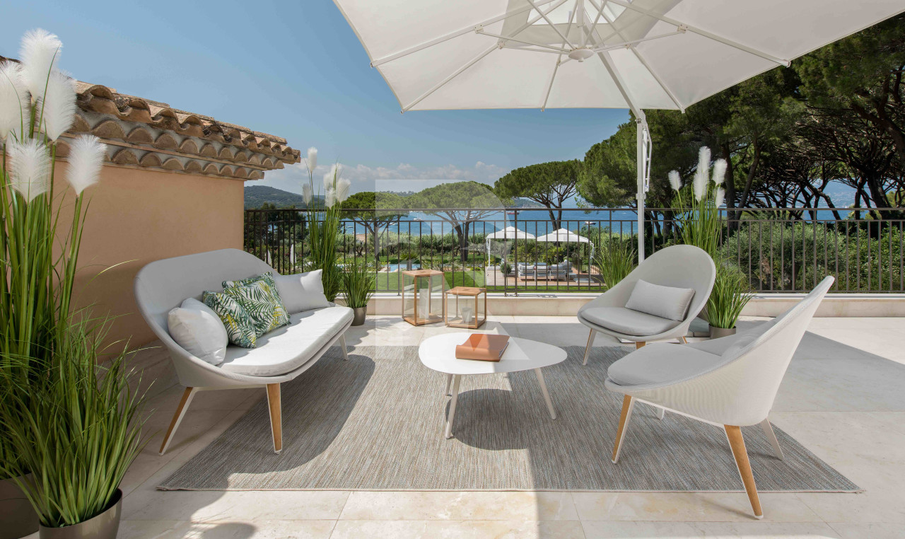 villa in St Tropez : Rent this luxurious 5 bedrooms villa with a direct access to the beach. - Photo 6