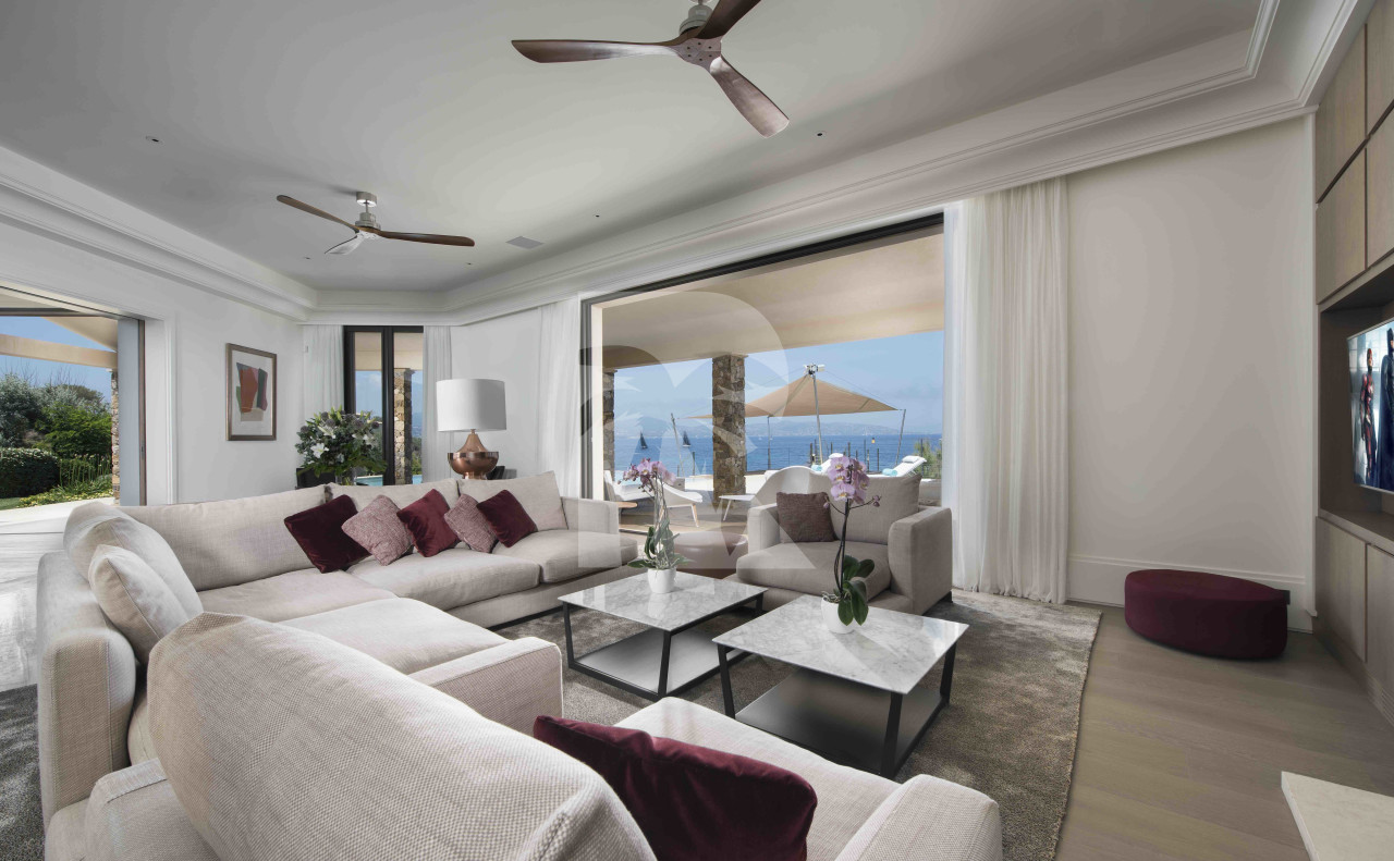 villa in St Tropez : Rent this waterfront property located in the prestigious domain of 'Les parcs de St Tropez' - Photo 3