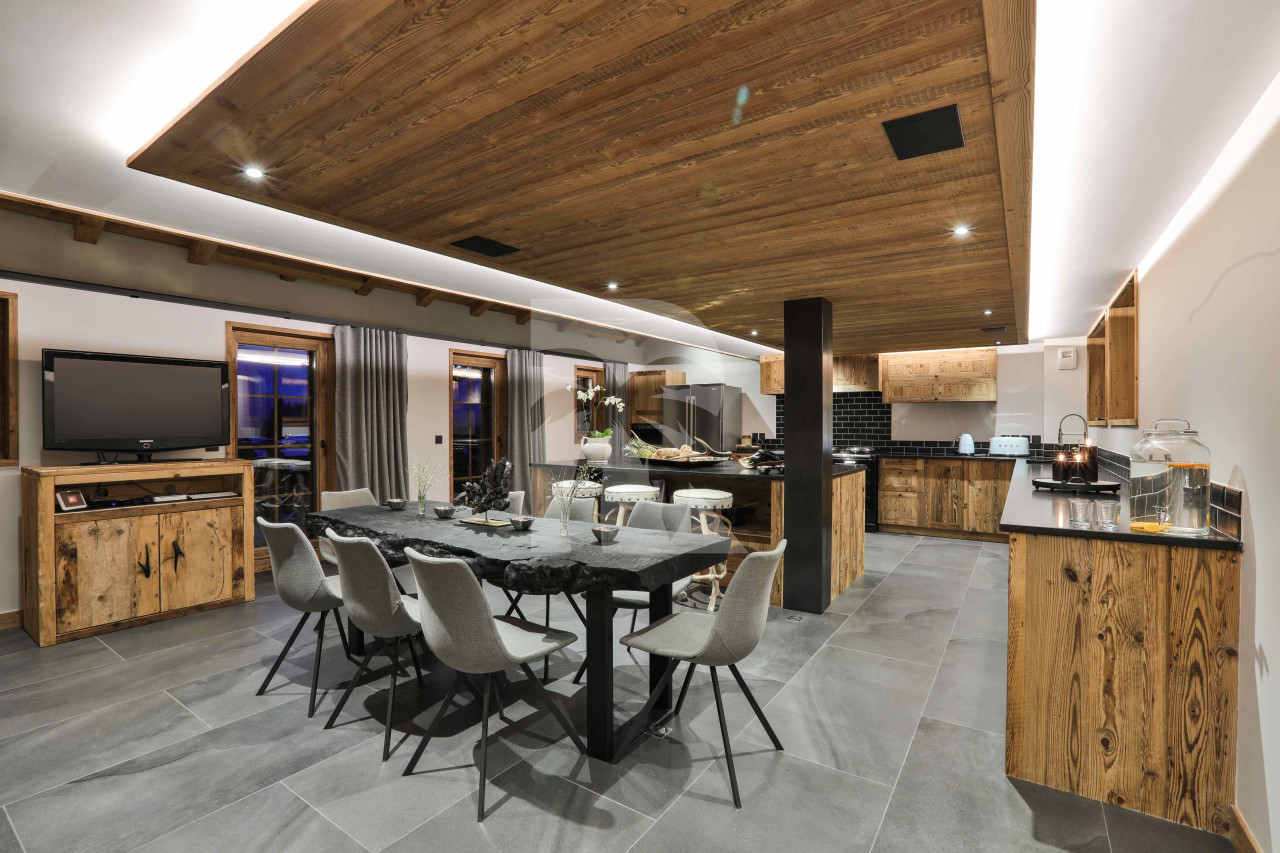 villa in Chamonix : Rent this chalet perfect for large group of 22 guests in Les Tines. - Photo 2