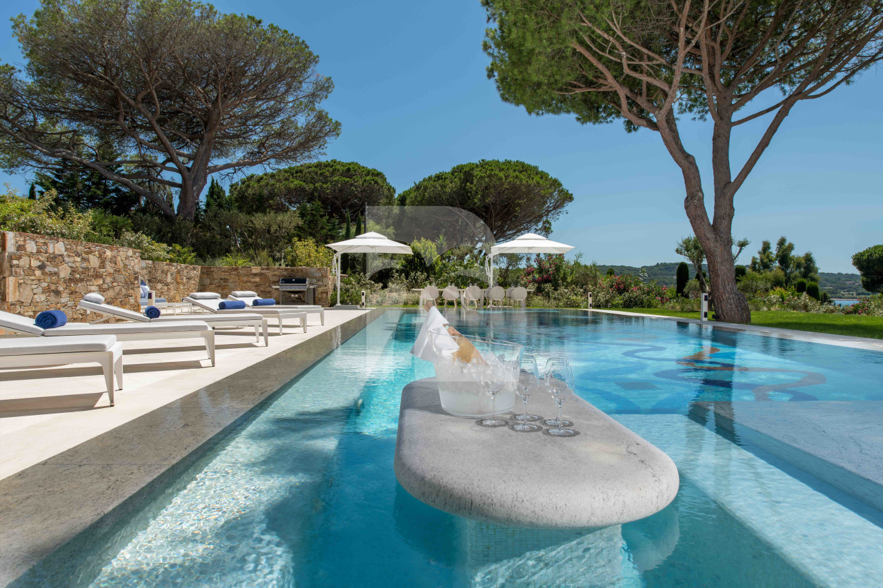 villa in St Tropez : Rent this luxurious 5 bedrooms villa with a direct access to the beach. - Photo 12